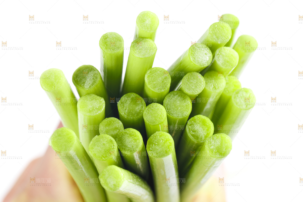 白底上摆放着蒜苔
