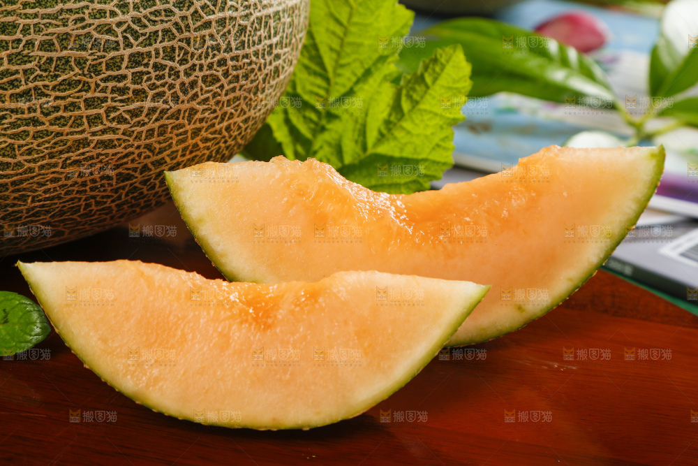 木板上放着切开的西州蜜25号哈密瓜