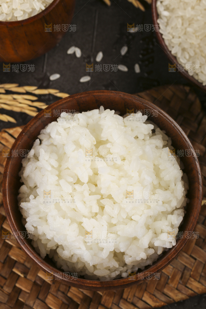 深底上放着一碗米饭
