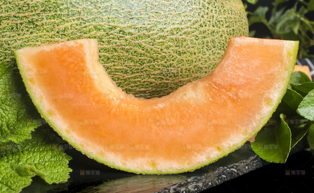 深底上放着切开的新疆哈密瓜