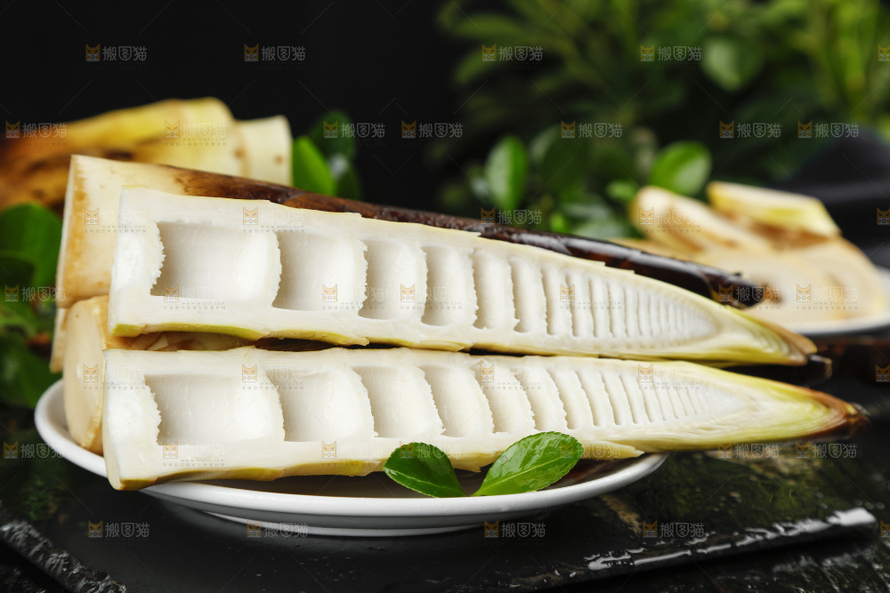 黑底上放着一盘切开的富阳春笋