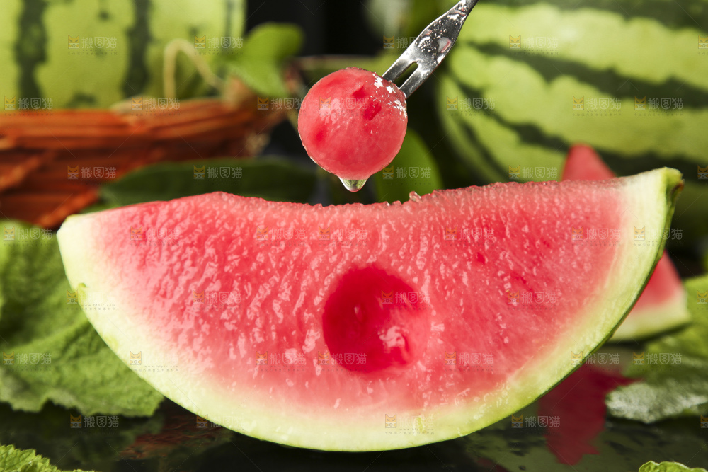 叉子叉着红肉西瓜果肉