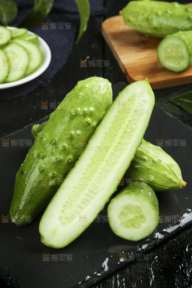 黑底上放着切开的小黄瓜