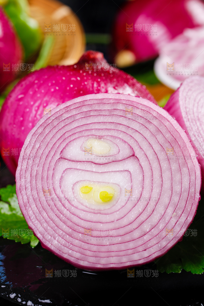 黑底上放着洋葱