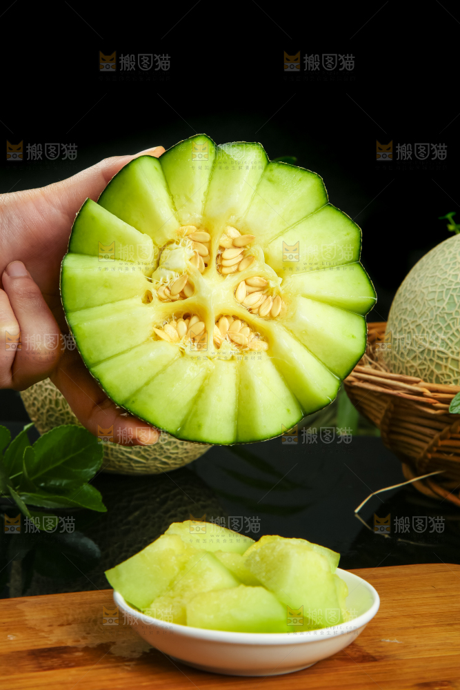 手拿切开的海南网纹蜜瓜