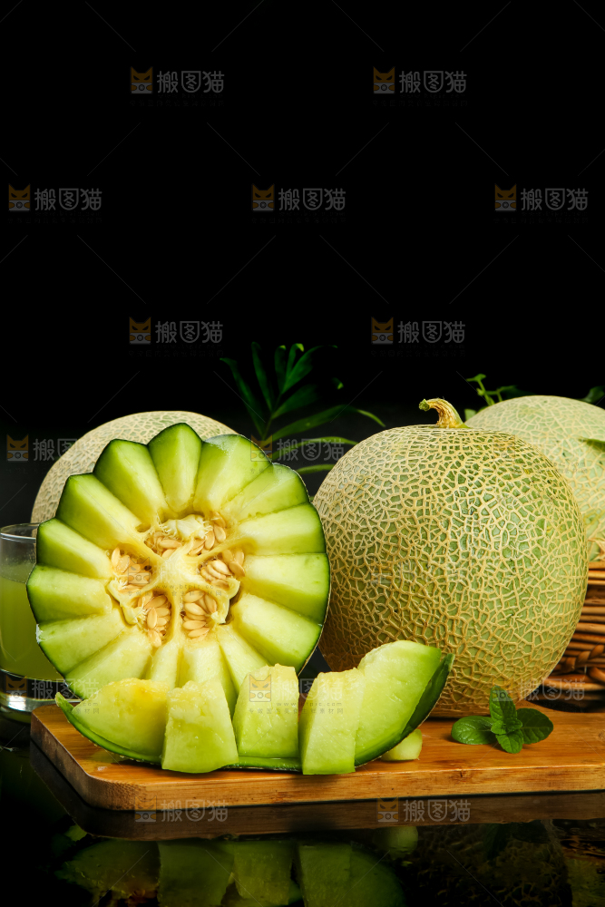 深底上放着山东新鲜玫珑蜜瓜