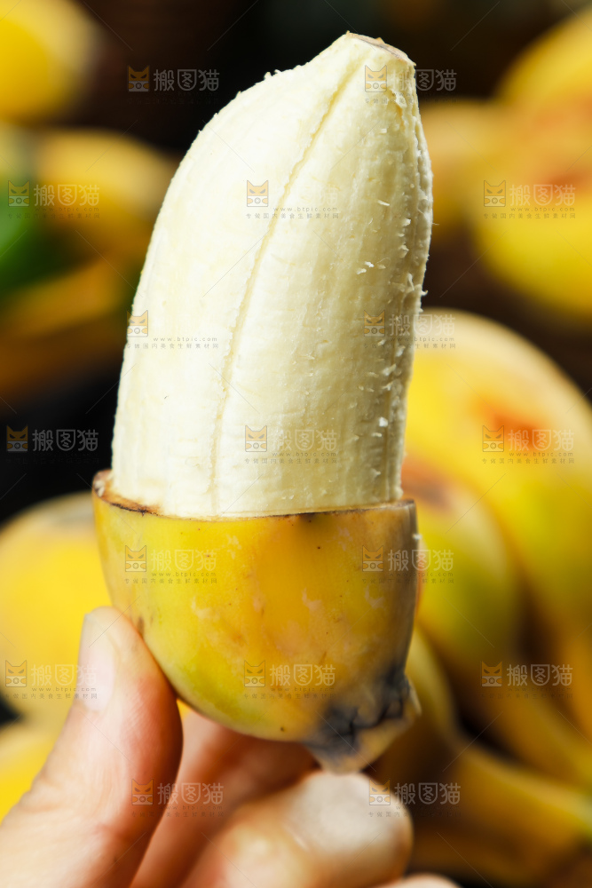 手里削开皮的苹果蕉