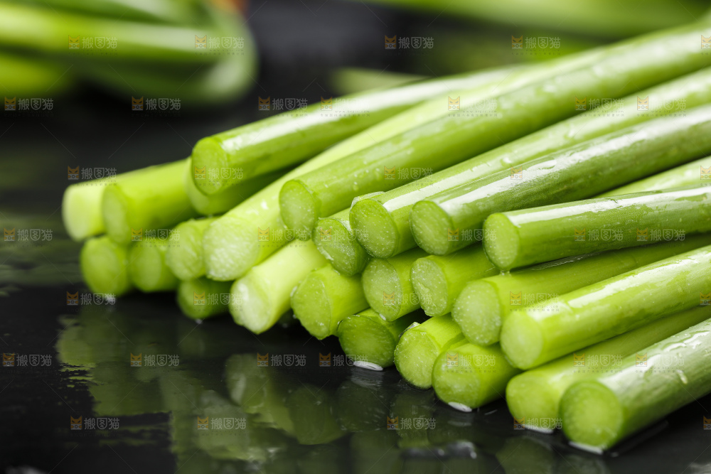 黑底上放着新鲜蒜苔