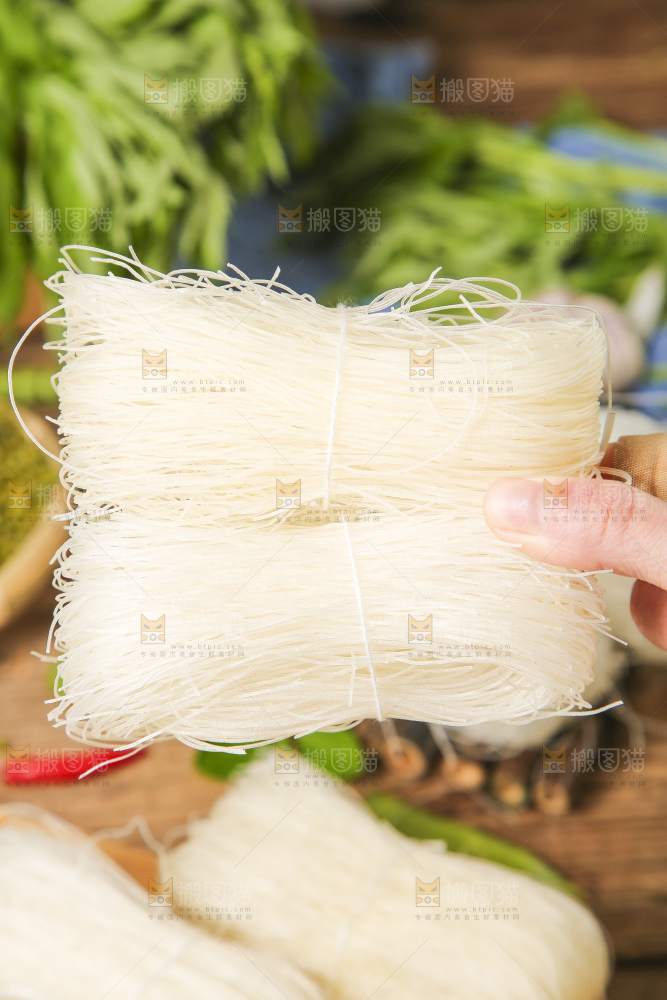 手里拿着江西粉丝