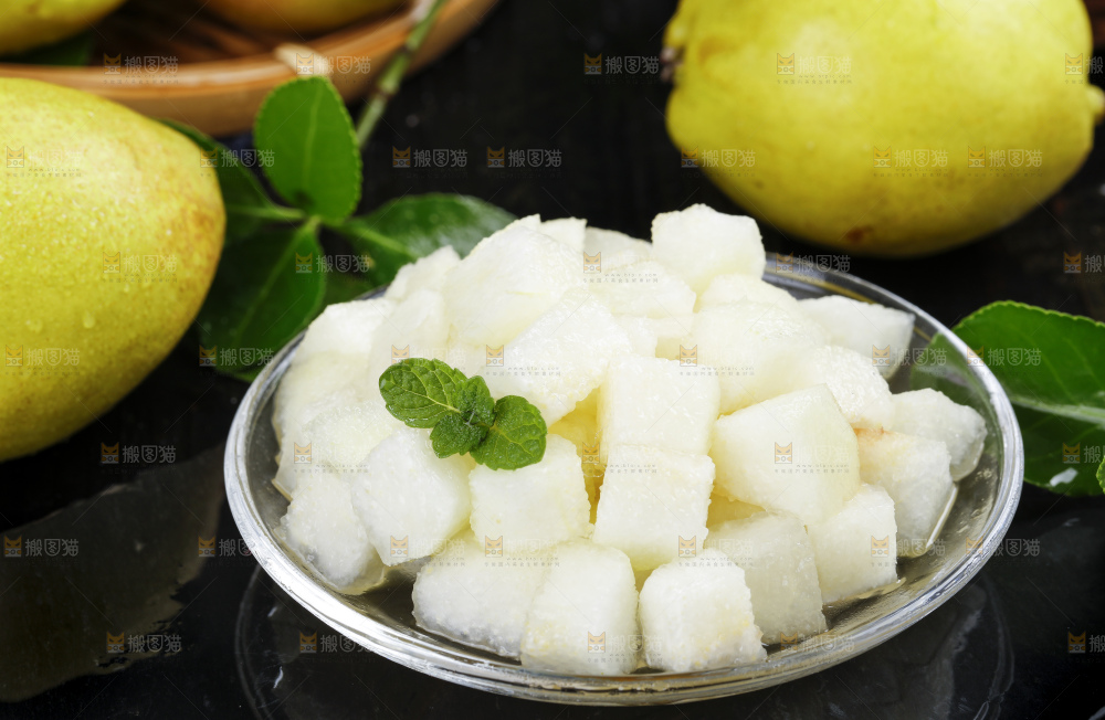 黑底上放着一盘香梨果肉