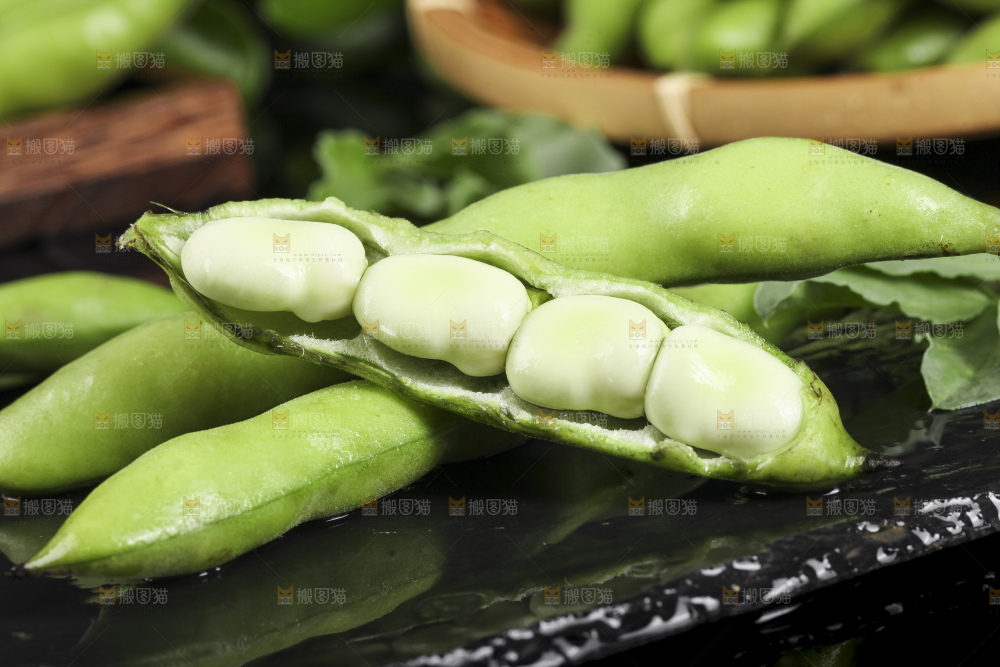 深底上放着新鲜兰花豆