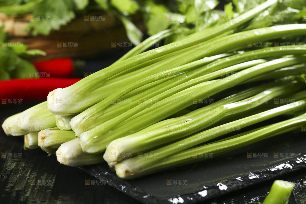 黑底上放着小芹菜