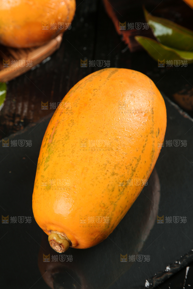黑石板上的新鲜木瓜