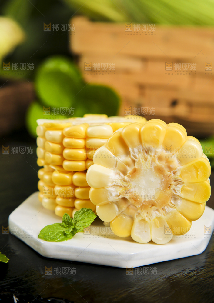 白石垫放着切块的甜玉米