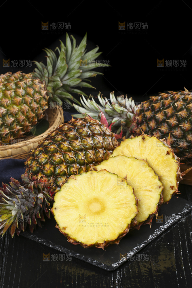 深底上放着切开的海南金钻凤梨
