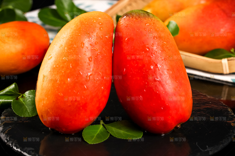 黑石板上放着新鲜的贵妃芒果