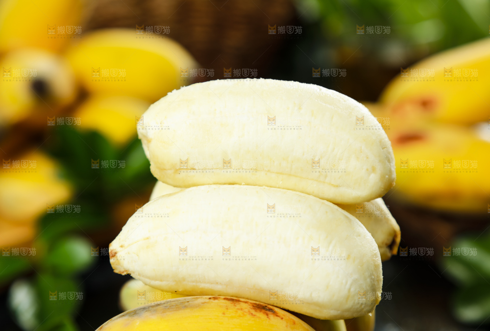 黑石板上放着苹果蕉