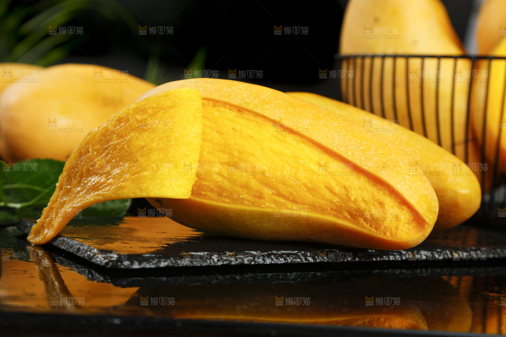 深底上放着剥皮的水仙芒果