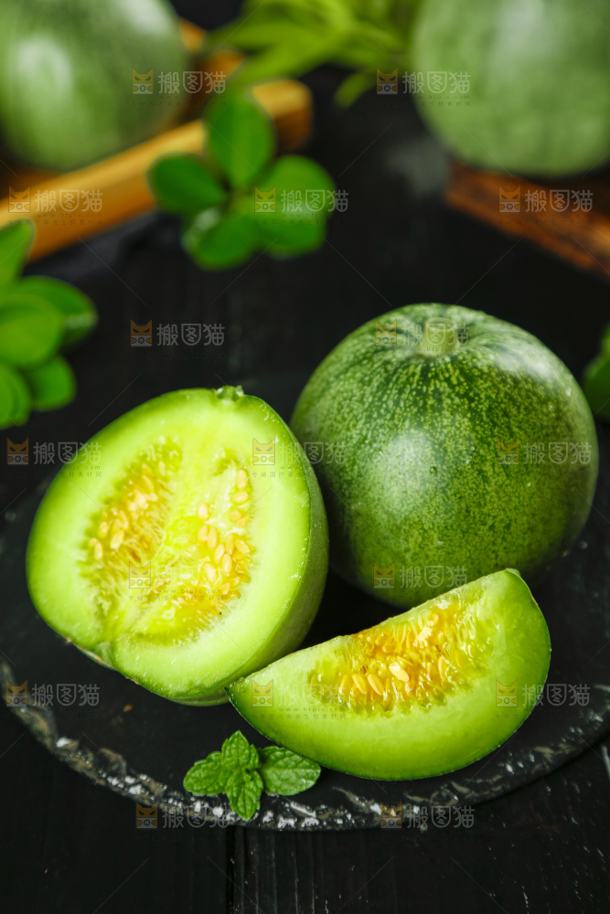 黑底上放着绿宝石甜瓜