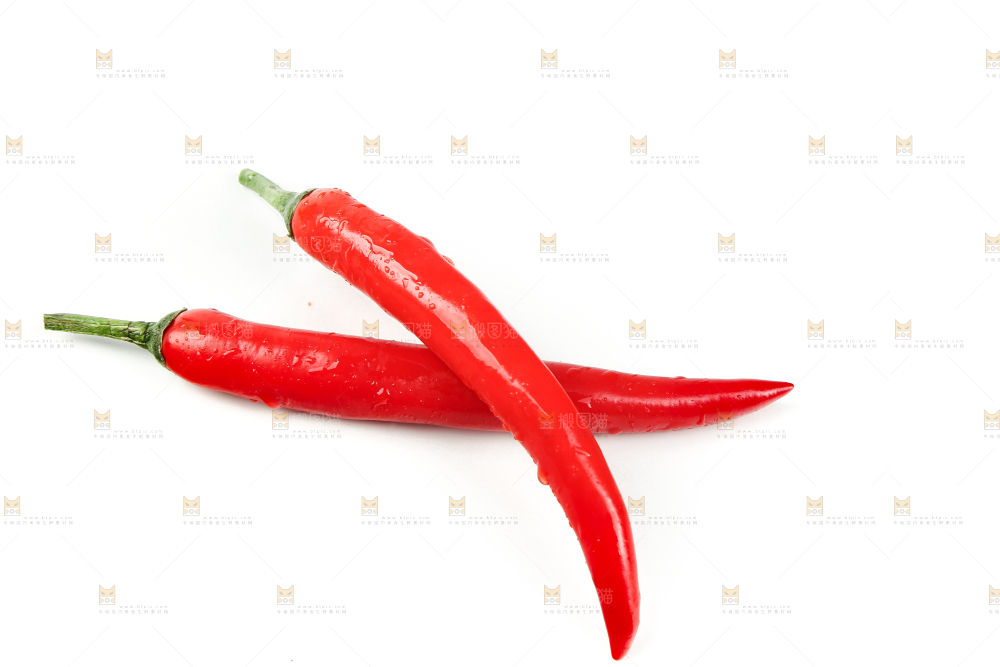 白底上放着红辣椒