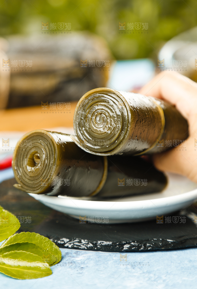 碟子上放着海带卷