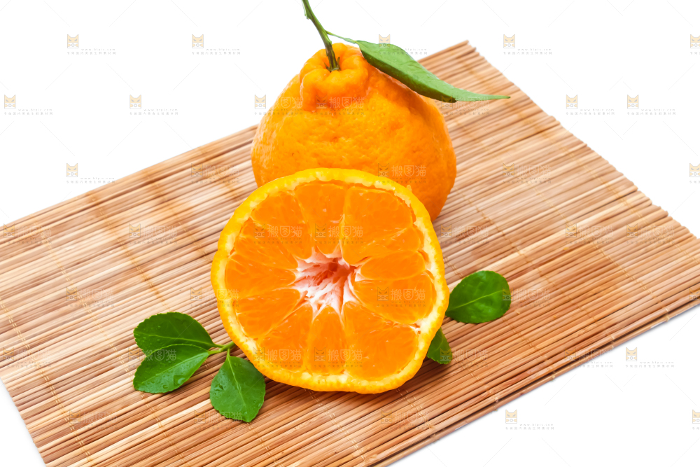 浅底上放着切开的新鲜柑橘