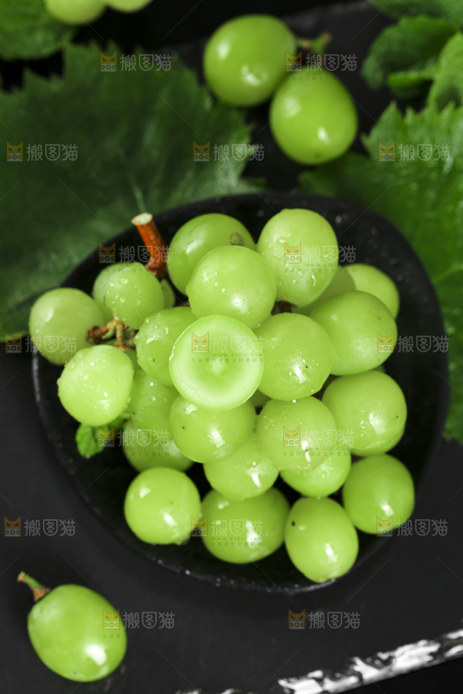 盘子里装着无籽青提