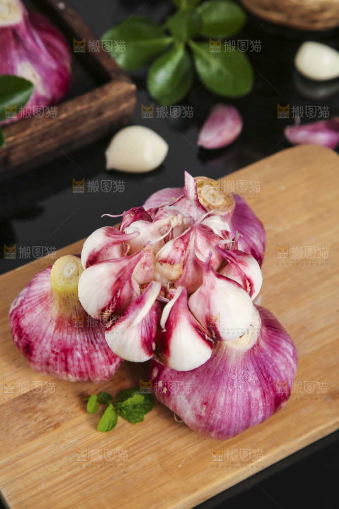 木板上放着云南紫皮蒜