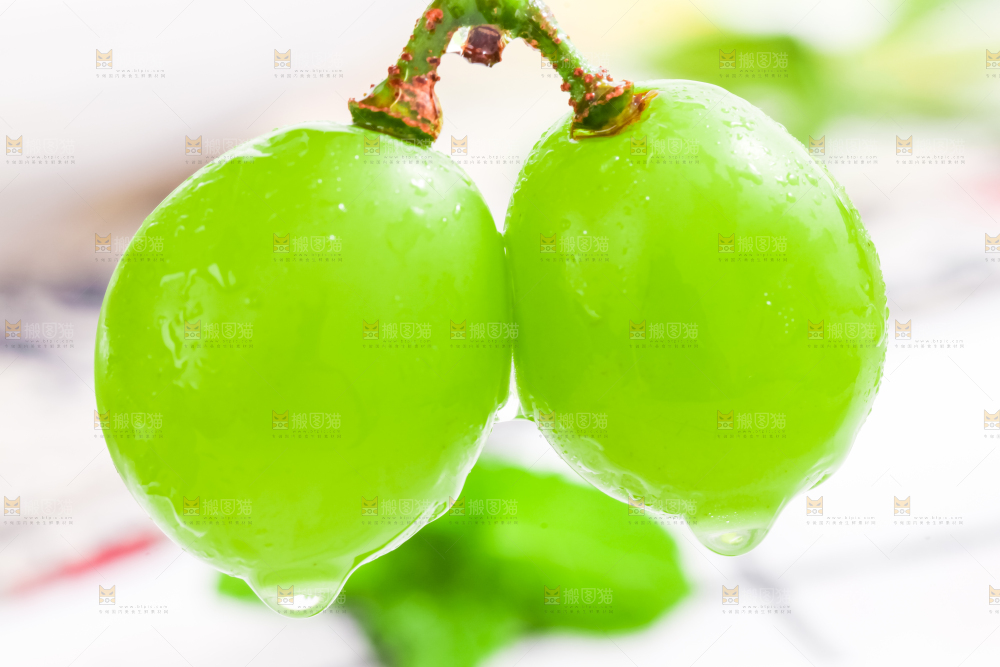 手里拿着阳光玫瑰