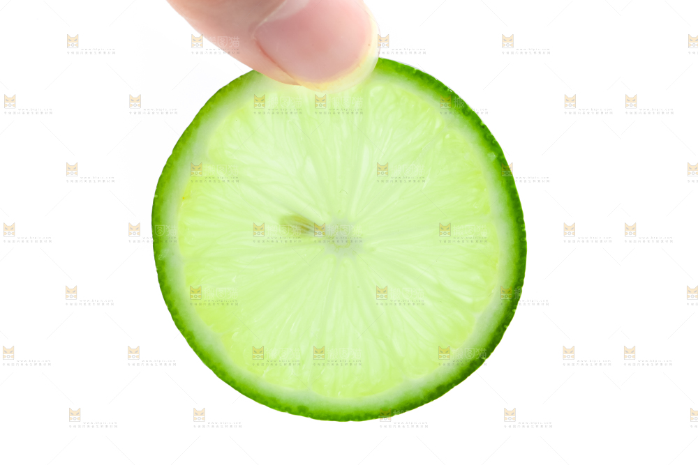 手里拿着切片的无籽青柠檬
