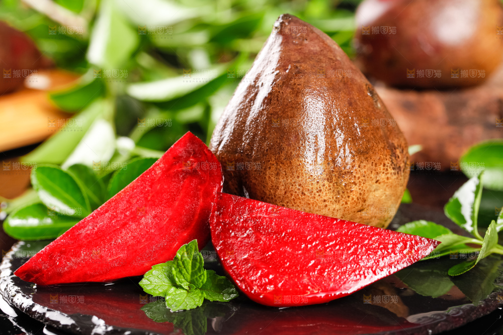 黑石板上放着切开的甜菜根