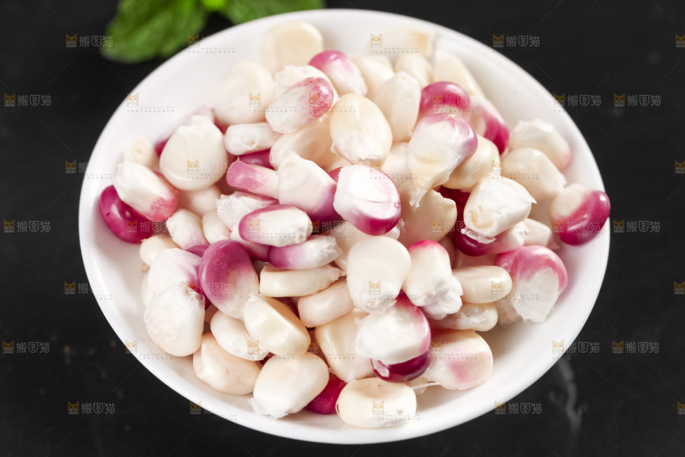 碟子里放着花玉米粒
