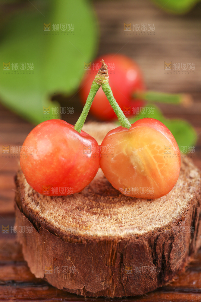 木垫上放着水晶樱桃