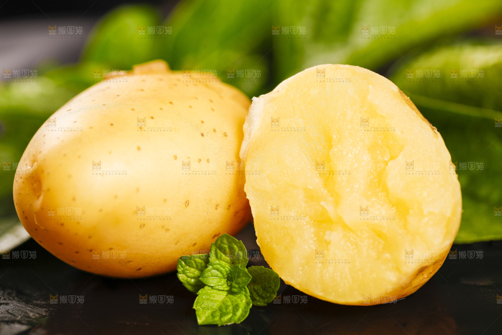 黑石垫上放着云南小土豆