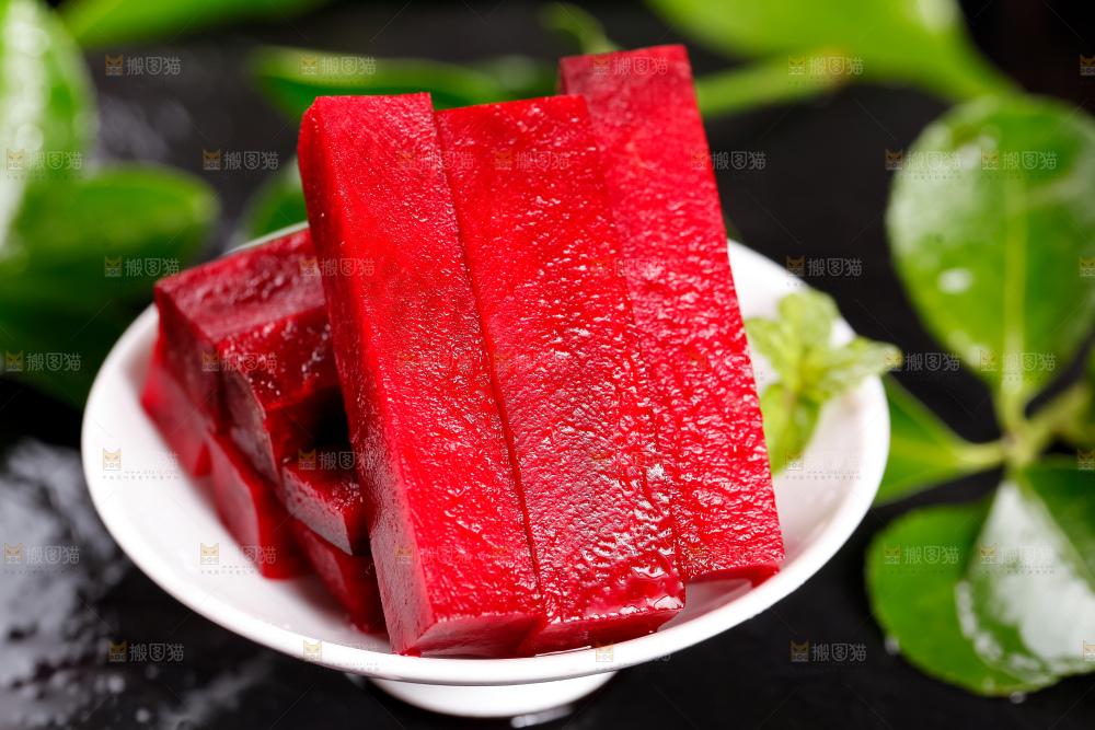 盘子里装着切丁的甜菜根