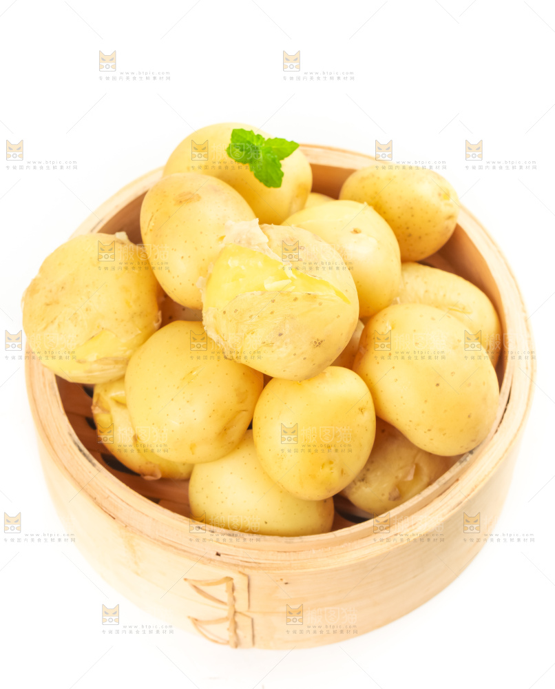 竹笼里装着云南小土豆