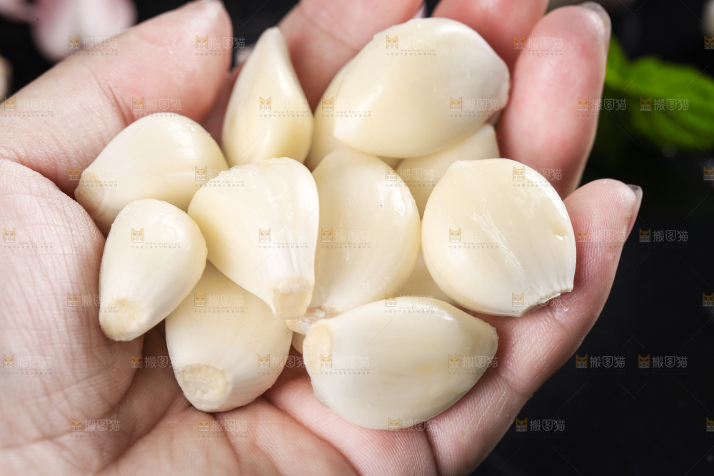 手里拿着紫皮蒜