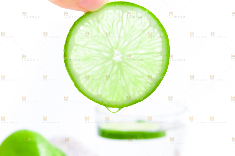 手里拿着切片的薄皮青柠檬