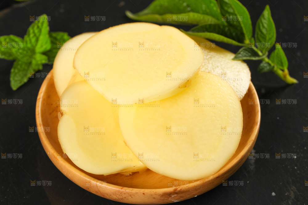 盘子里装着小土豆