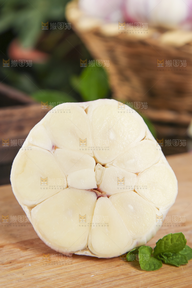 木板上放着剥开的云南紫皮蒜