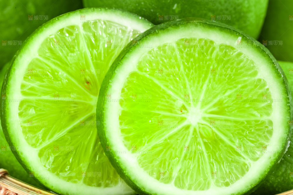 竹篮里放着切开的薄皮青柠檬