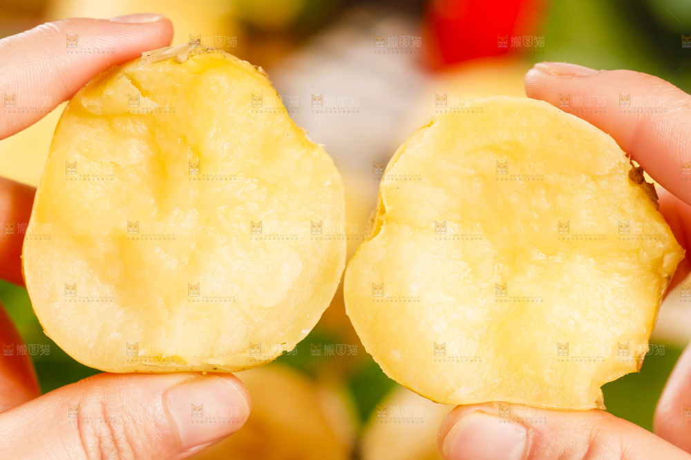 手里拿着小土豆