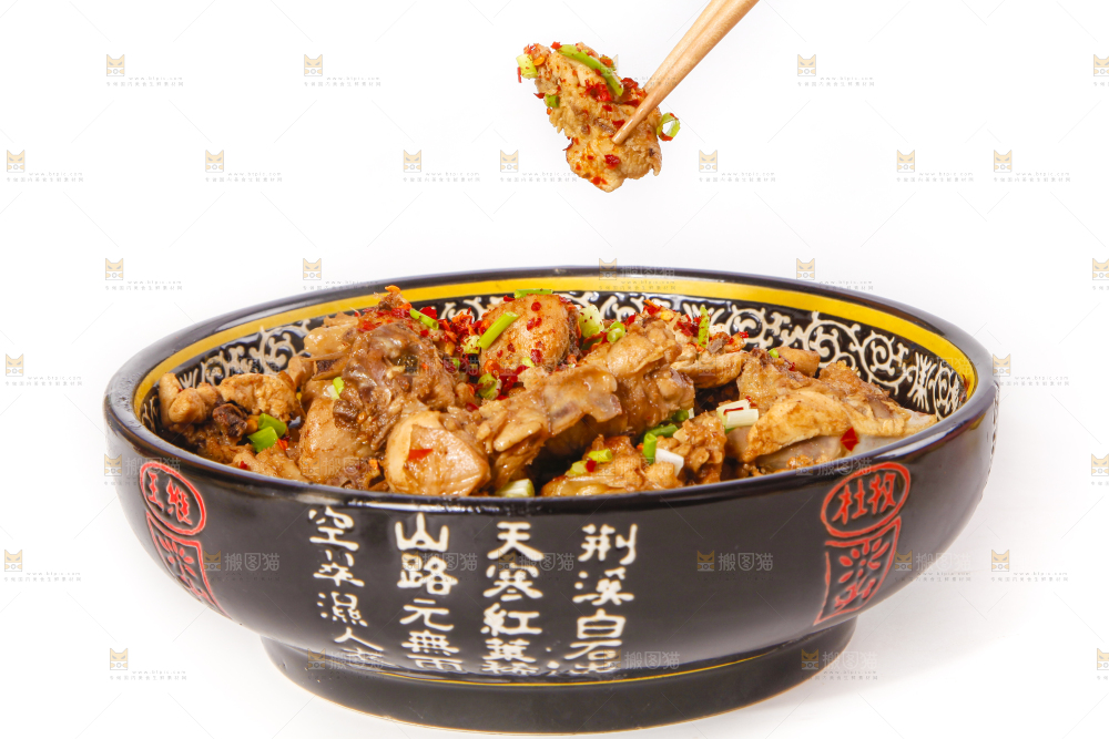 白底上放着一盘红烧鸡肉