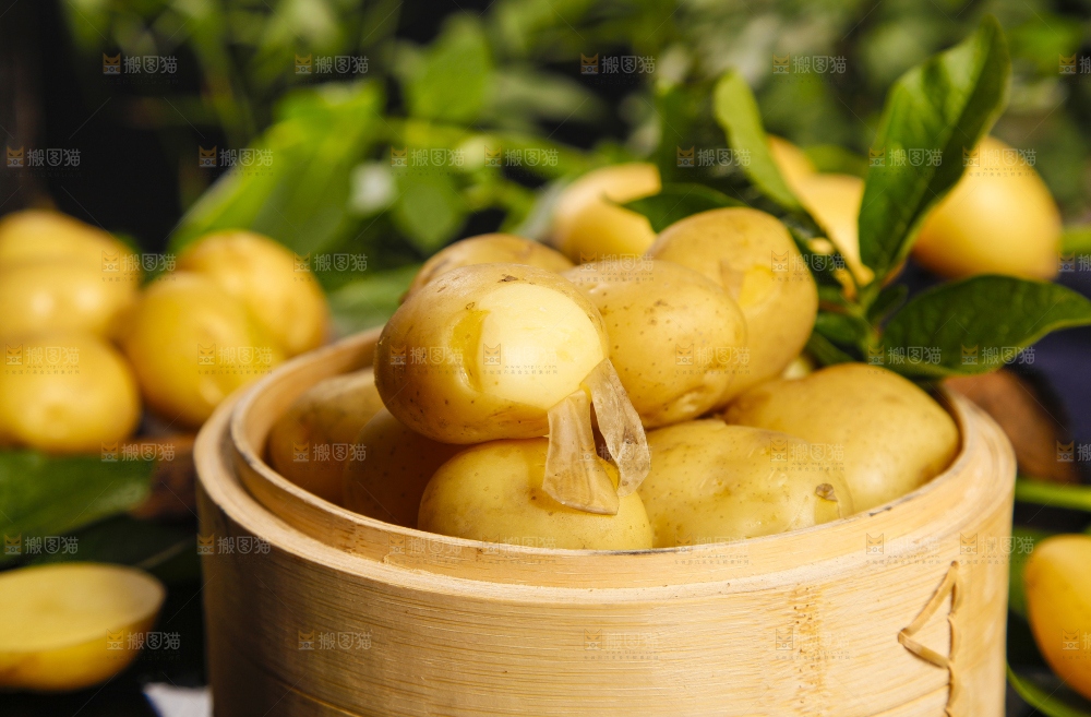 竹笼里放着云南小土豆