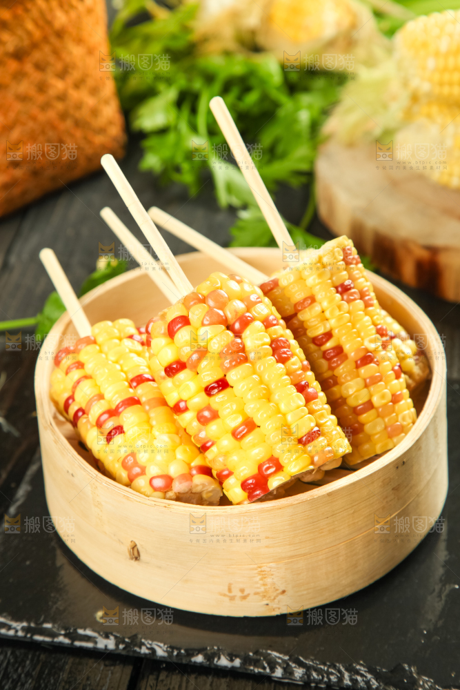 竹笼里装着糯玉米