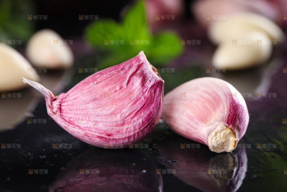 黑石板上放着紫皮蒜