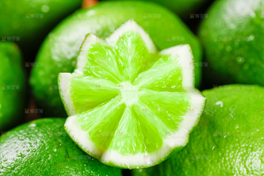 切开的无籽青柠檬