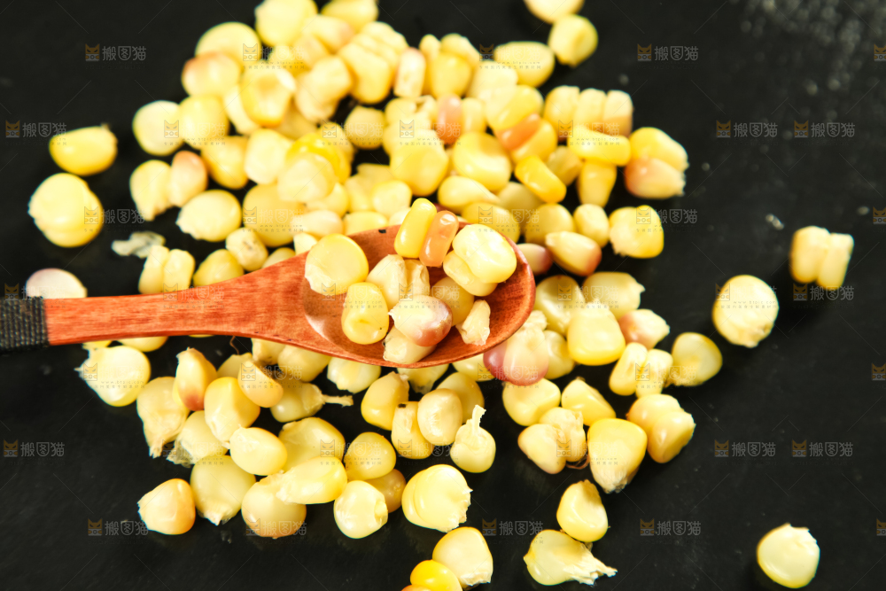 黑石板上放着糯玉米粒