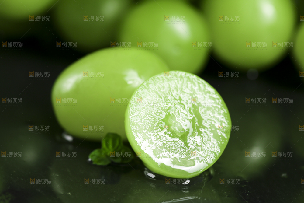 黑石垫上放着无籽青提