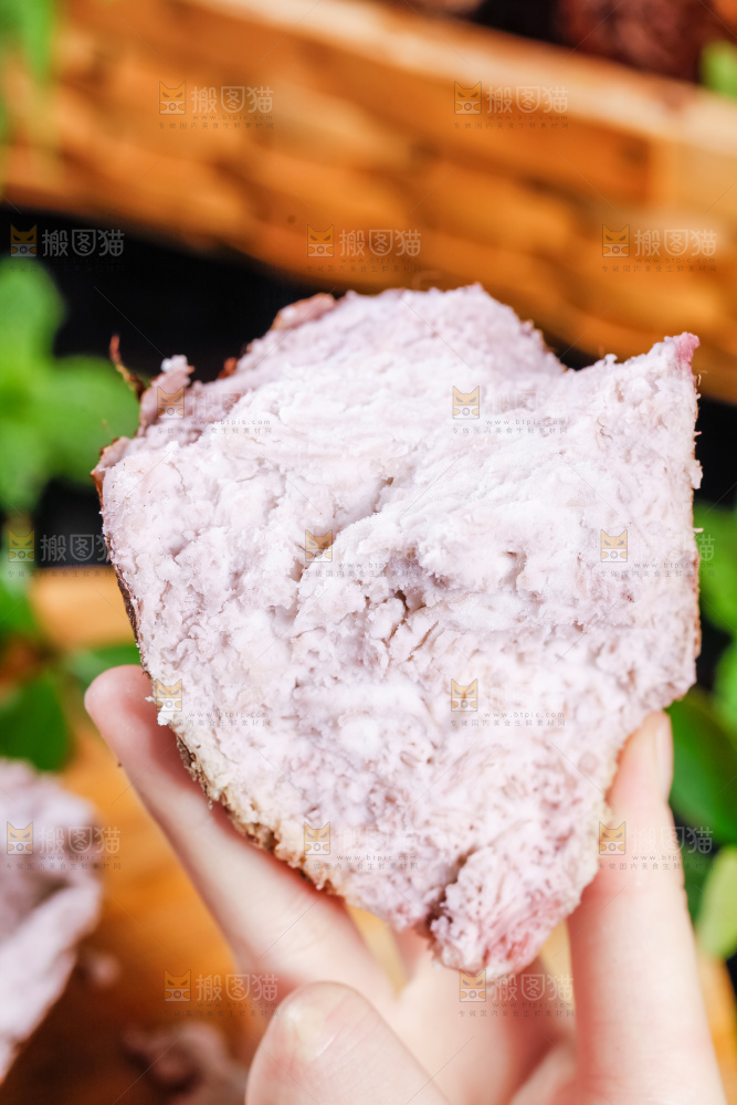 手里拿着荔浦芋头